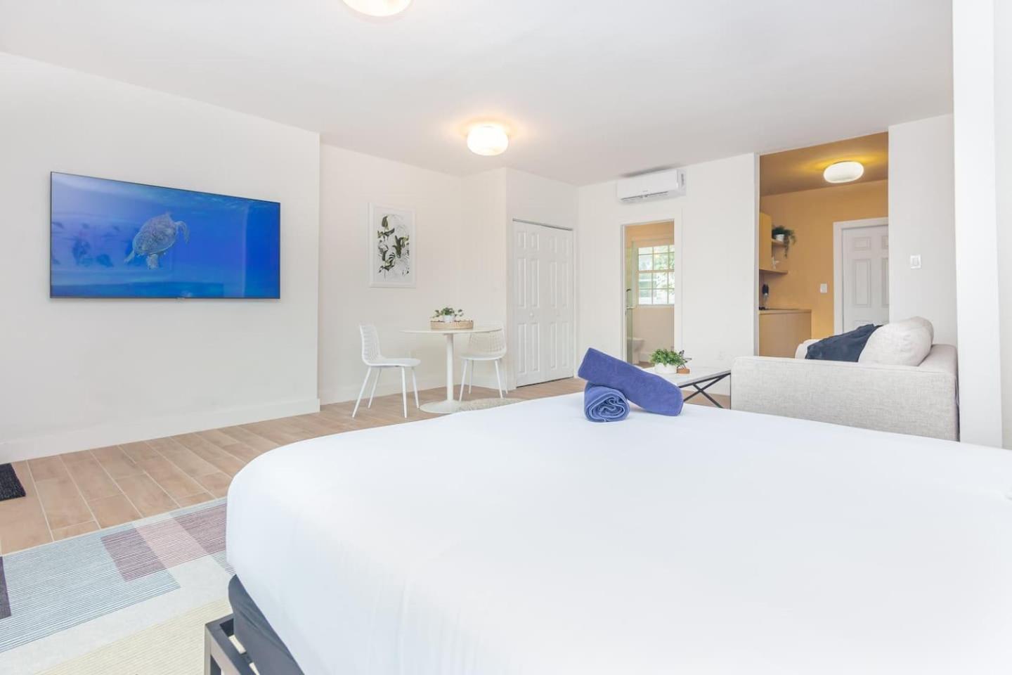 Large Stylish Studio Apartment In El Portal #3 Miami Eksteriør billede