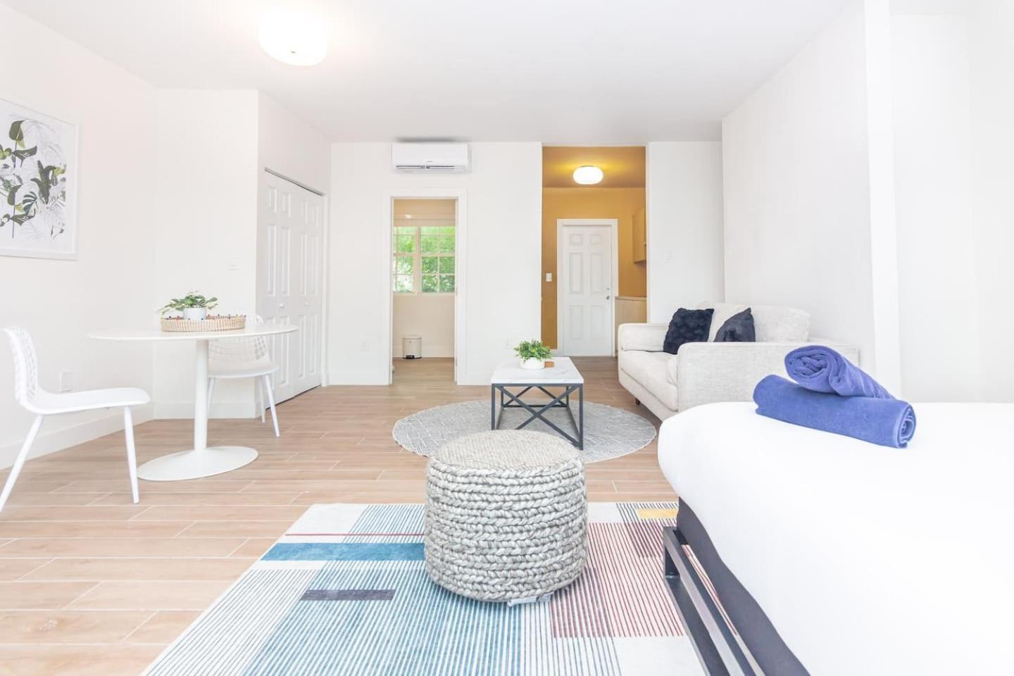 Large Stylish Studio Apartment In El Portal #3 Miami Eksteriør billede