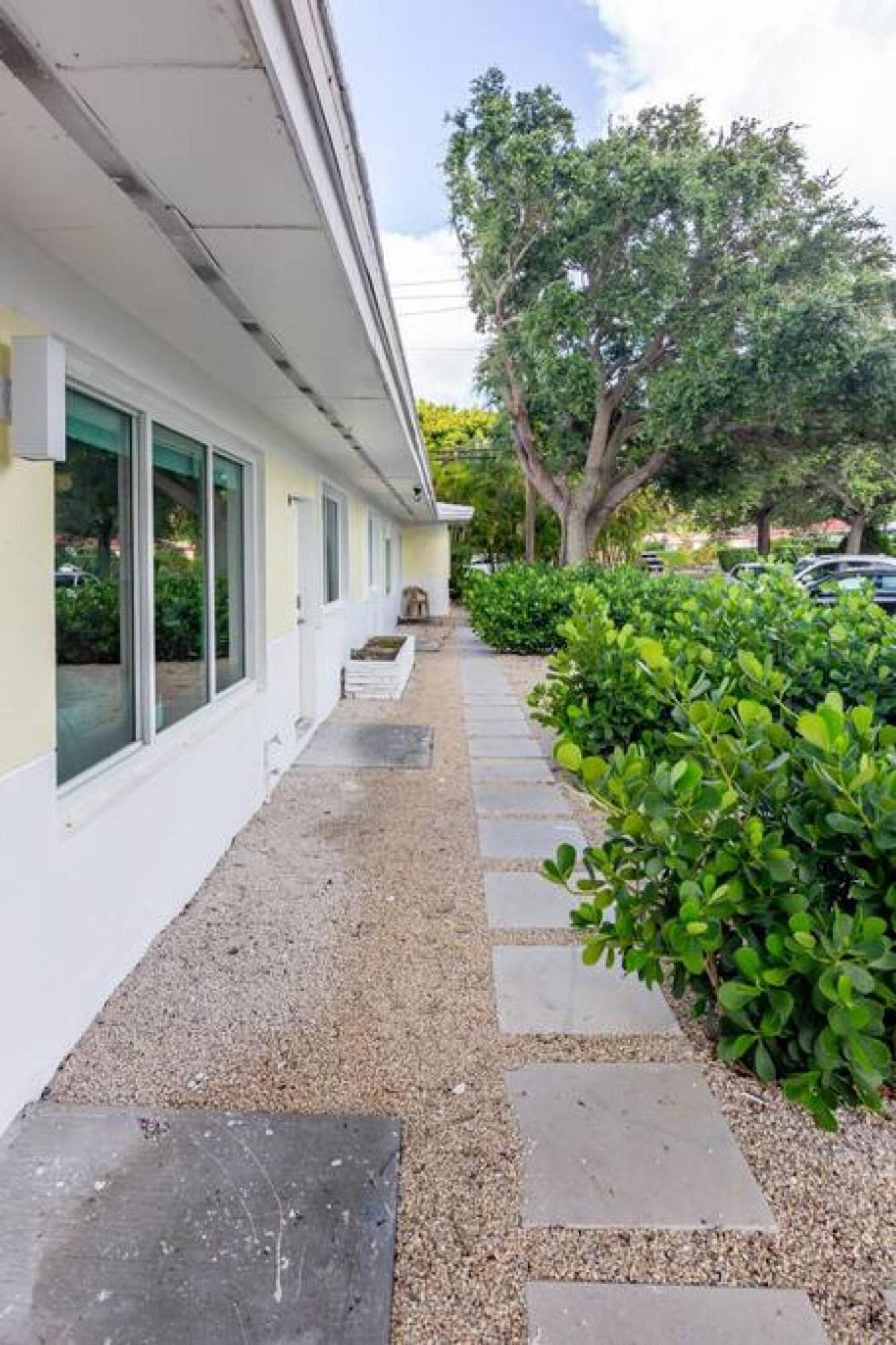 Large Stylish Studio Apartment In El Portal #3 Miami Eksteriør billede